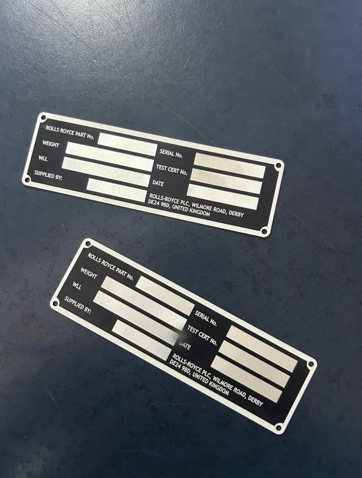 Placas de datos de aluminio anodizado negro con campos grabados