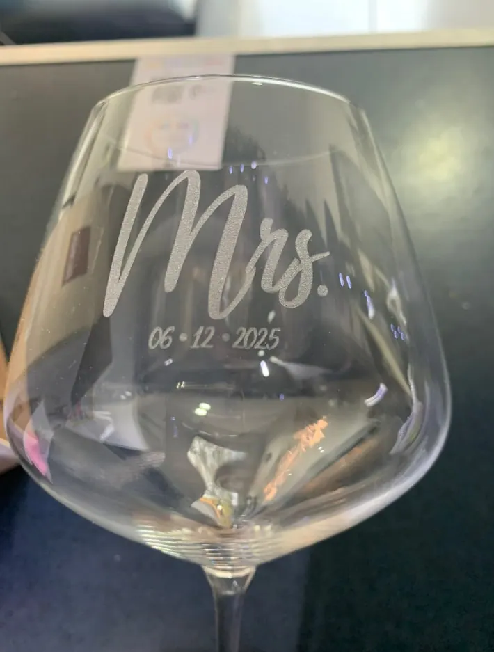 Copa de vino con texto y fecha grabados