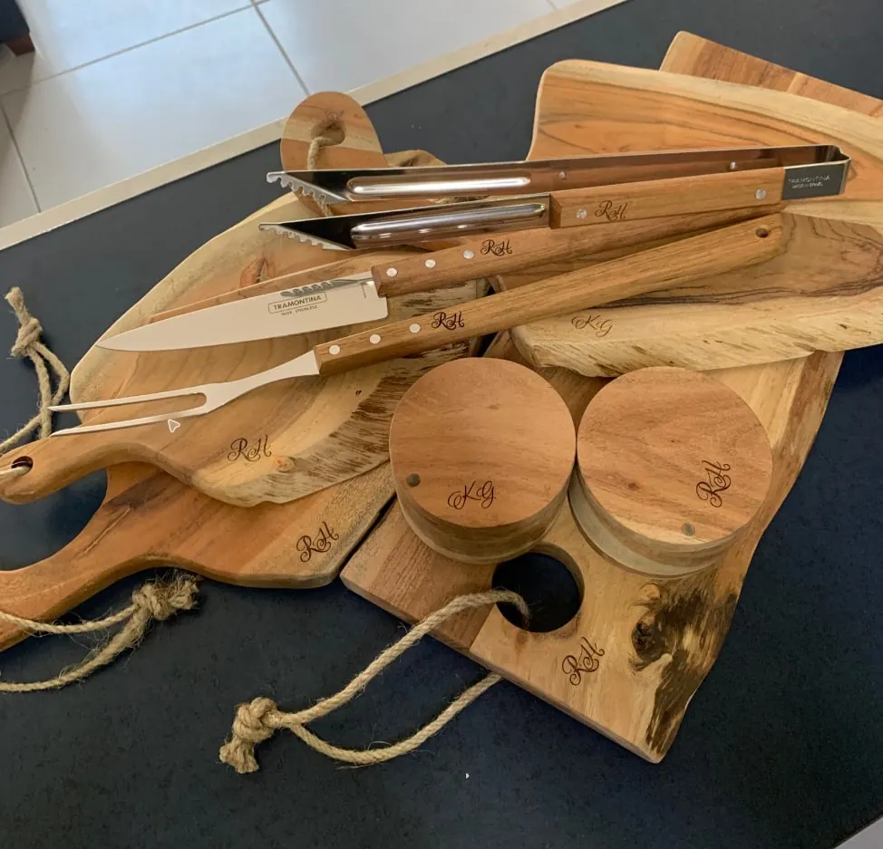 Tablas de madera, contenedores y utensilios para asar con iniciales grabadas