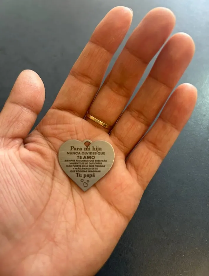 Dije de corazón con una dedicatoria grabada