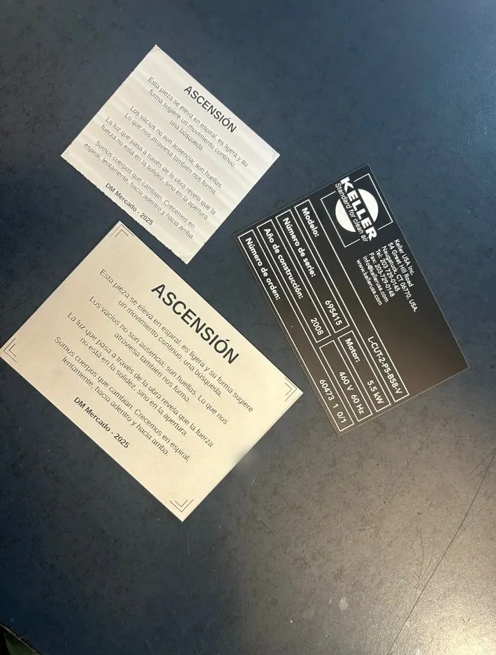 Placas de aluminio con texto e instrucciones grabados