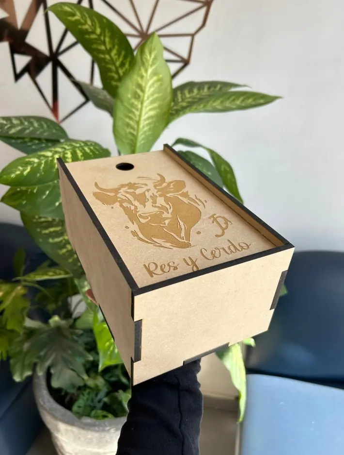 Caja de MDF con ensambles y un toro grabado en la tapa