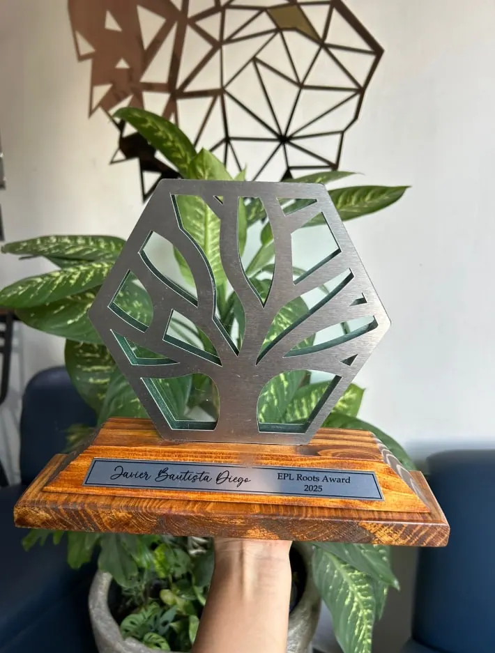 Trofeo con un árbol calado en acero sobre base de madera