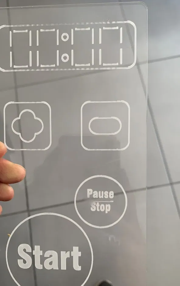 Panel de control de acrílico transparente con botones grabados