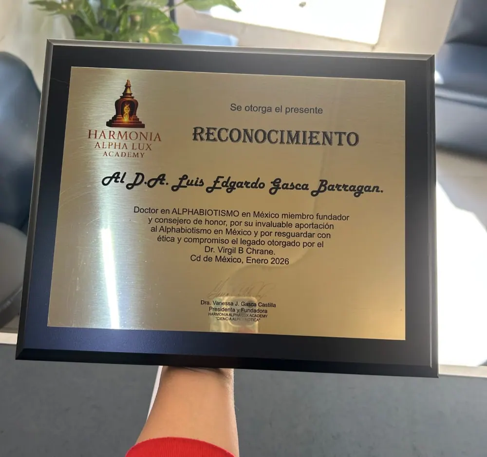 Placa de reconocimiento dorada con marco negro