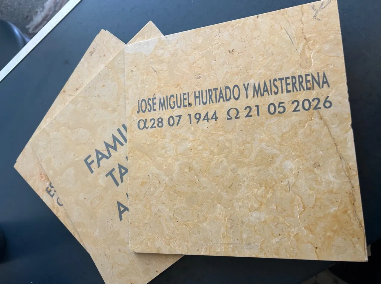 Losas de mármol con nombres grabados