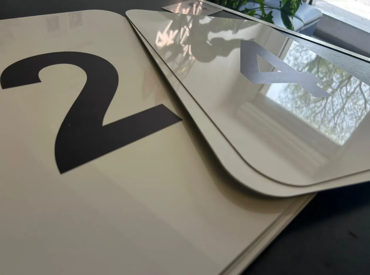 Placas con números de gran formato sobre aluminio blanco y espejo