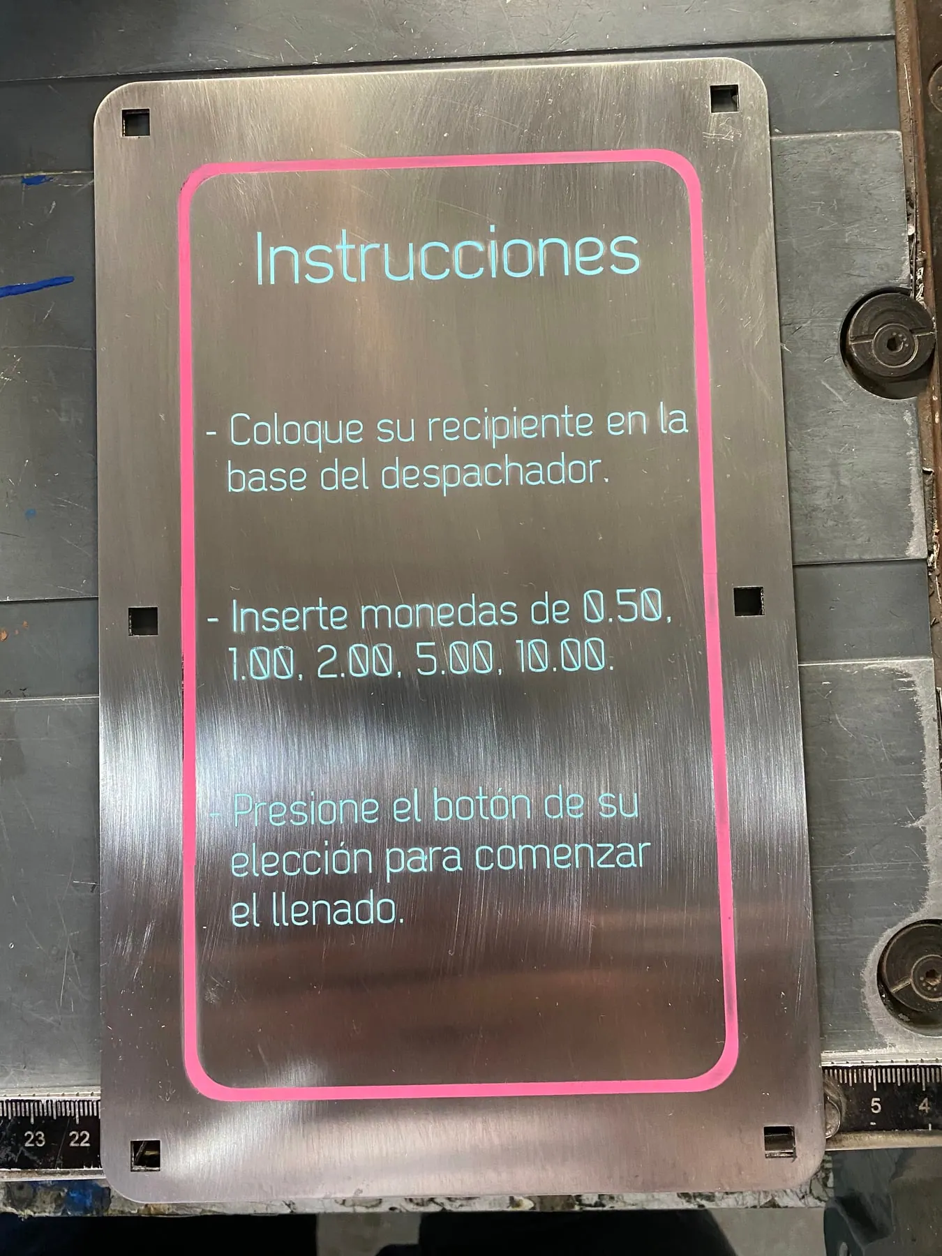 Placa de instrucciones de metal cepillado para una máquina despachadora