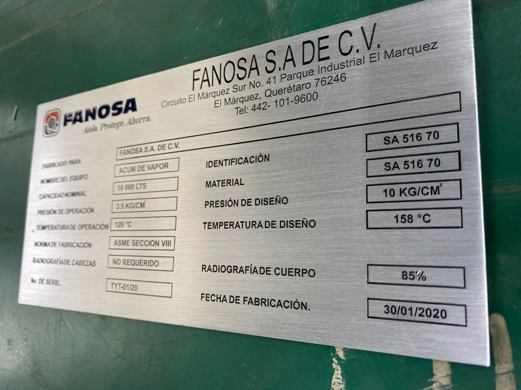 Placa de datos de un acumulador de vapor con presión y temperatura de diseño